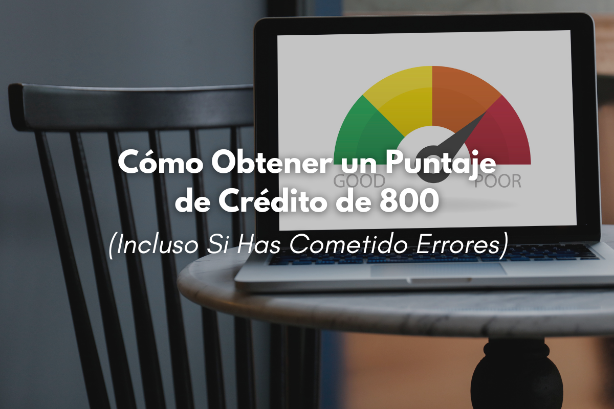 Persona revisando su informe crediticio con el objetivo de alcanzar un puntaje de crédito de 800