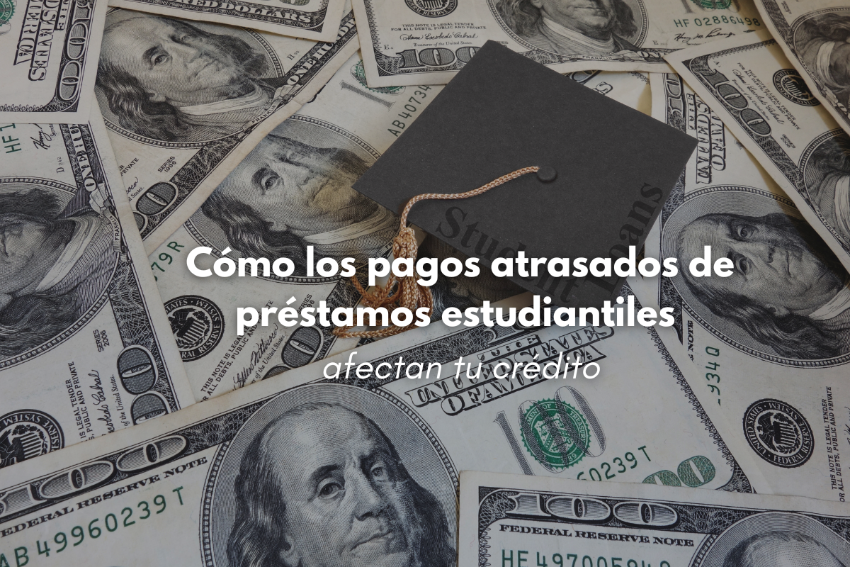 Un birrete de graduación sobre dinero, mostrando cómo un préstamo estudiantil atrasado puede afectar tu crédito