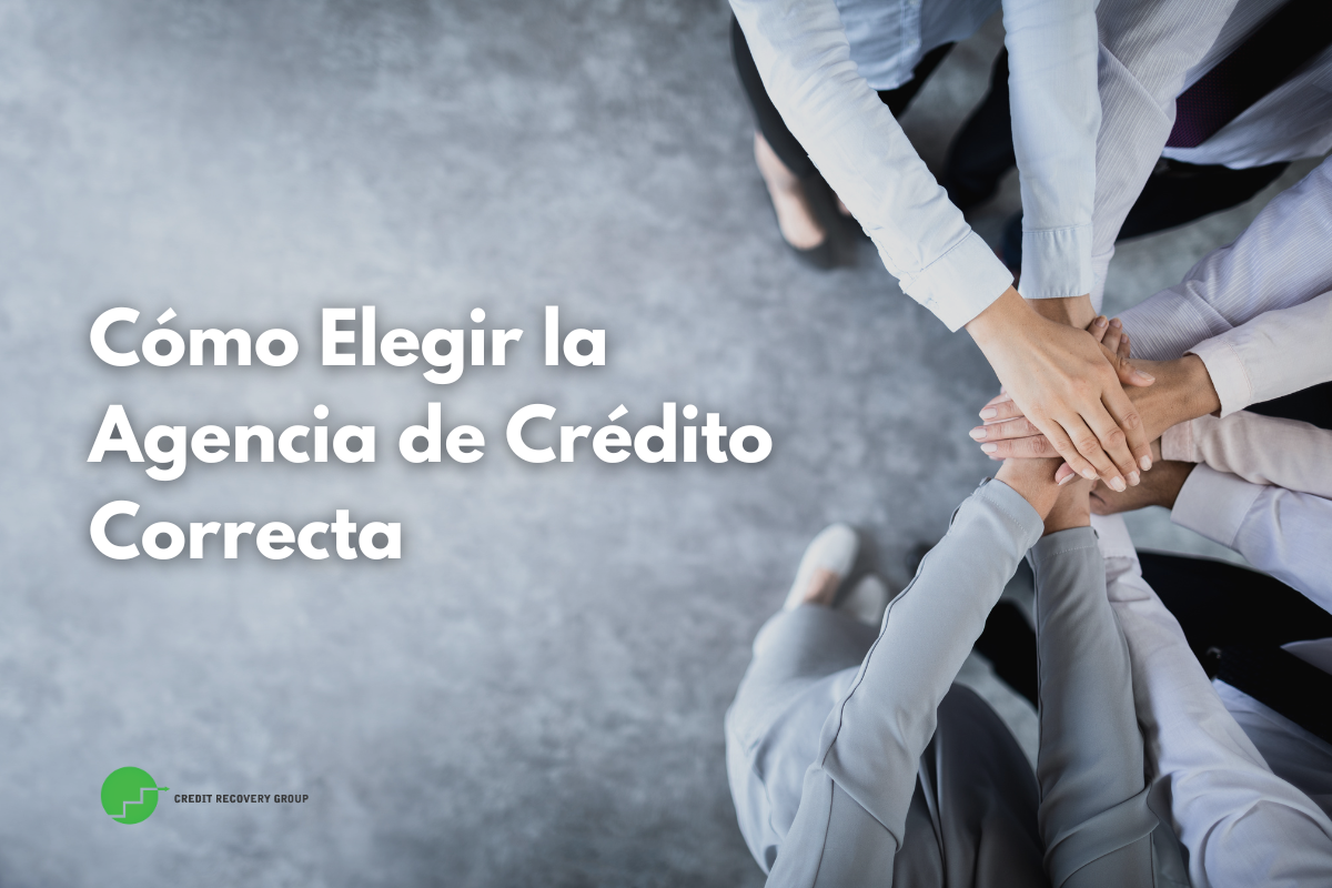Clientes latinos aprendiendo a elegir agencias de crédito confiables con Credit Recovery Group.